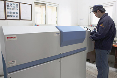 从瑞士进口的ARL-3460型16通道直读光谱仪能快速、准确地检测炉内化学成分，确保所有产品成分100%合格。